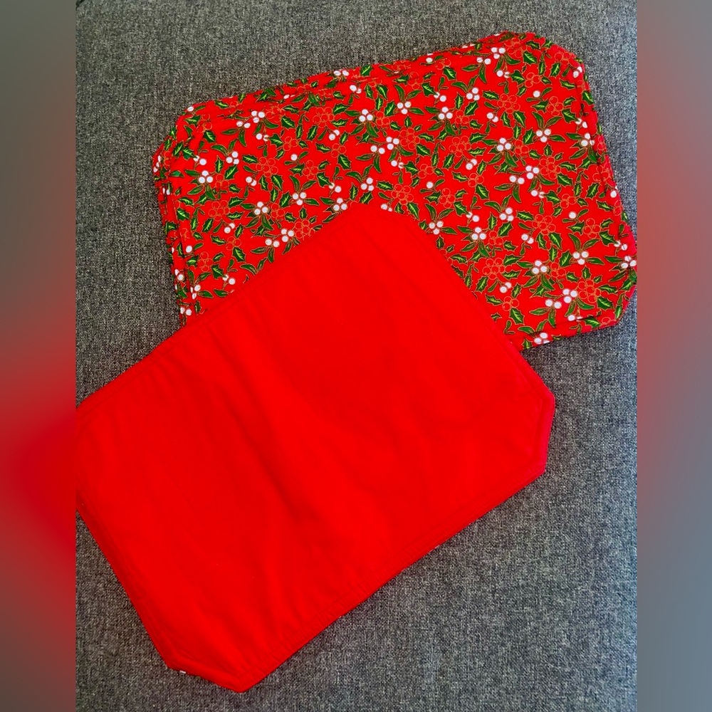 Reversible (Solid Red or Festive) Placemats-Set of 6!

Great condition!